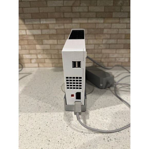 White Nintendo Wii Console and 2 cables Only Model No. RVL 001(USA) tested/works - Picture 5 of 5